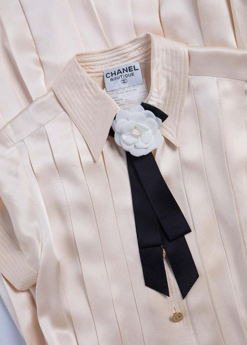 1990s Chanel Creme Silk Knife Pleats Camellia Bow Belted Shirt Dress D Basha Gold 1990s Chanel Creme Silk Knife Pleats Camellia Bow Belted Shirt Dress D Basha Gold