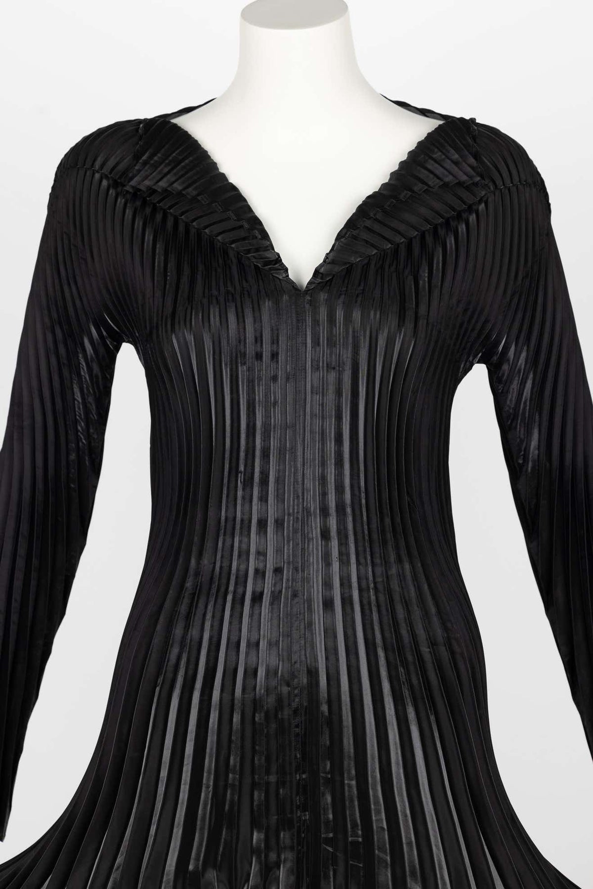 人気が高い 1999 Fall Miyake Issey Collectors Documented Black Metallic ワンピース